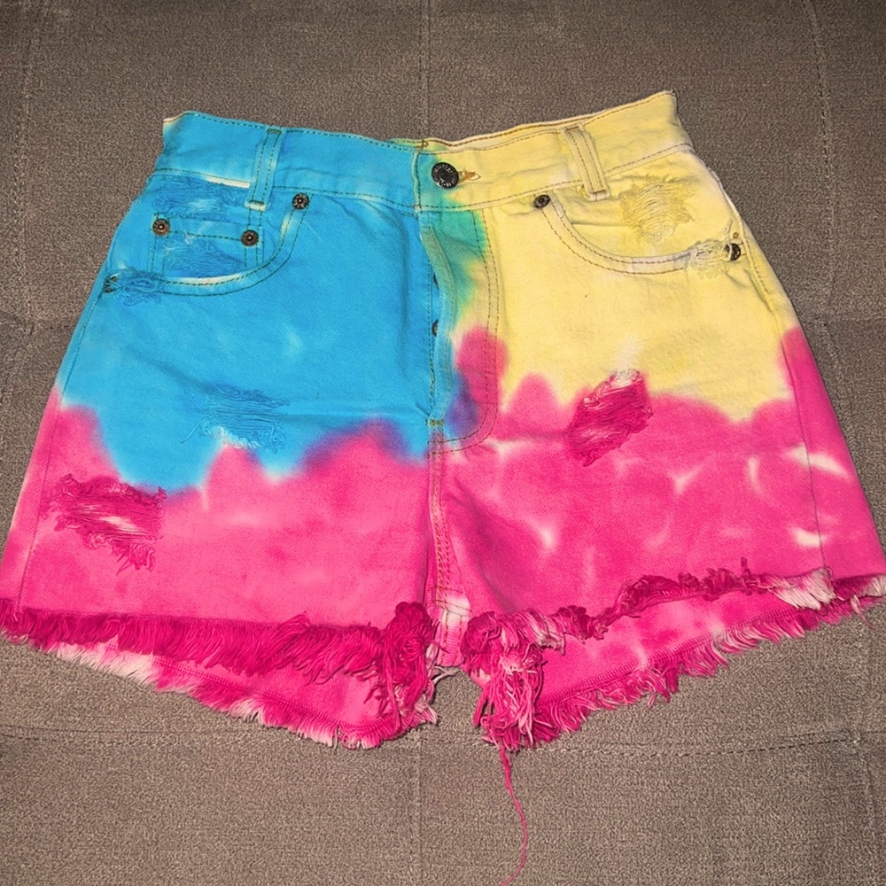 Vintage Tye-Dye High-Waisted Levi shorts (Urban Outfitters)